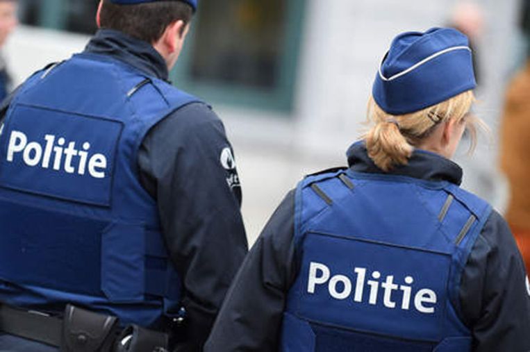 A dozen men found in cooling container next to E34 motorway