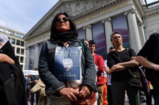 Hundreds demonstrate in support of Julian Assange in Brussels