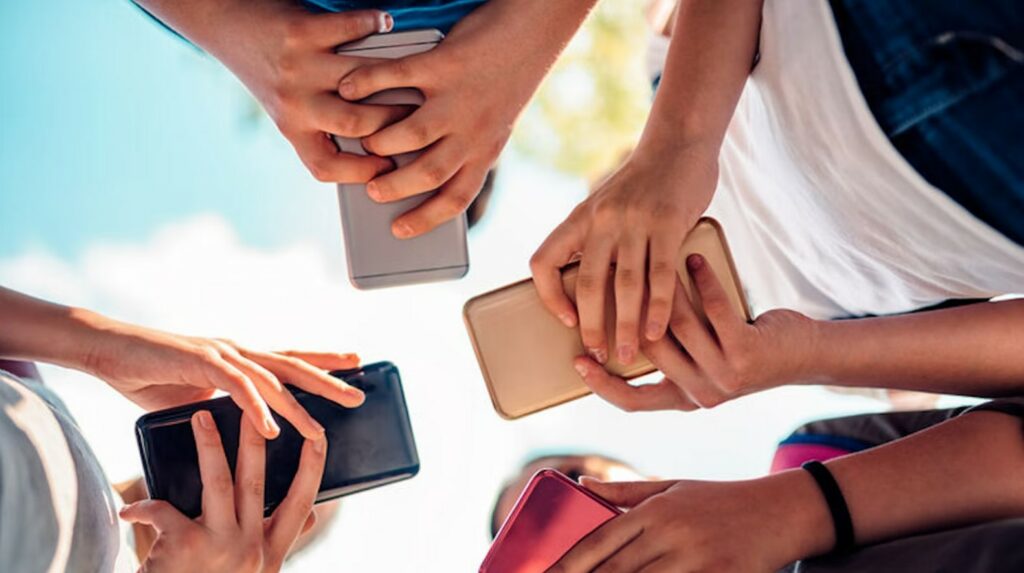 Belgian parents are reluctant to talk to their kids about bad online experiences