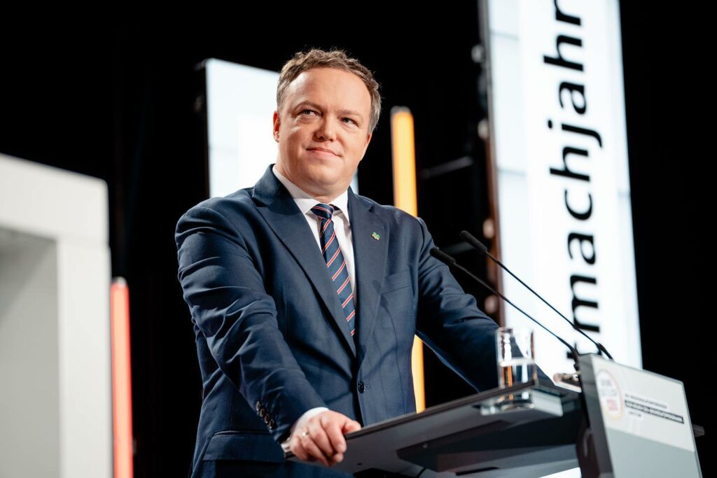 Who is the German politician at the heart of the EPP police raid in Brussels?