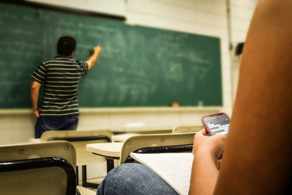 Ban on smartphones in French-speaking schools to be extended to all ages