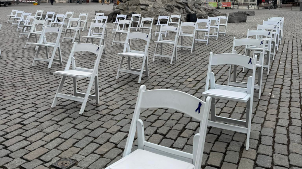 Over 200 empty chairs in Antwerp main square for bowel cancer awareness