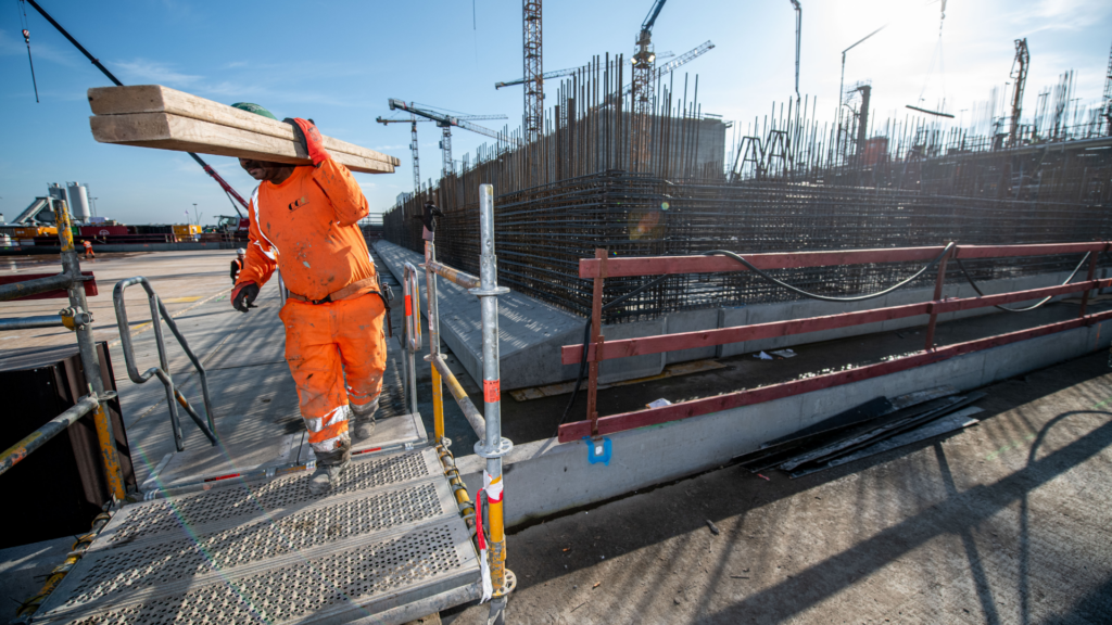 Belgian construction company suspected of fraud involving Portuguese workers