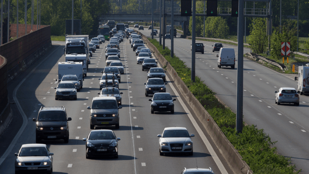 Traffic resumes on E40 motorway with some disruption after multi-vehicle crash