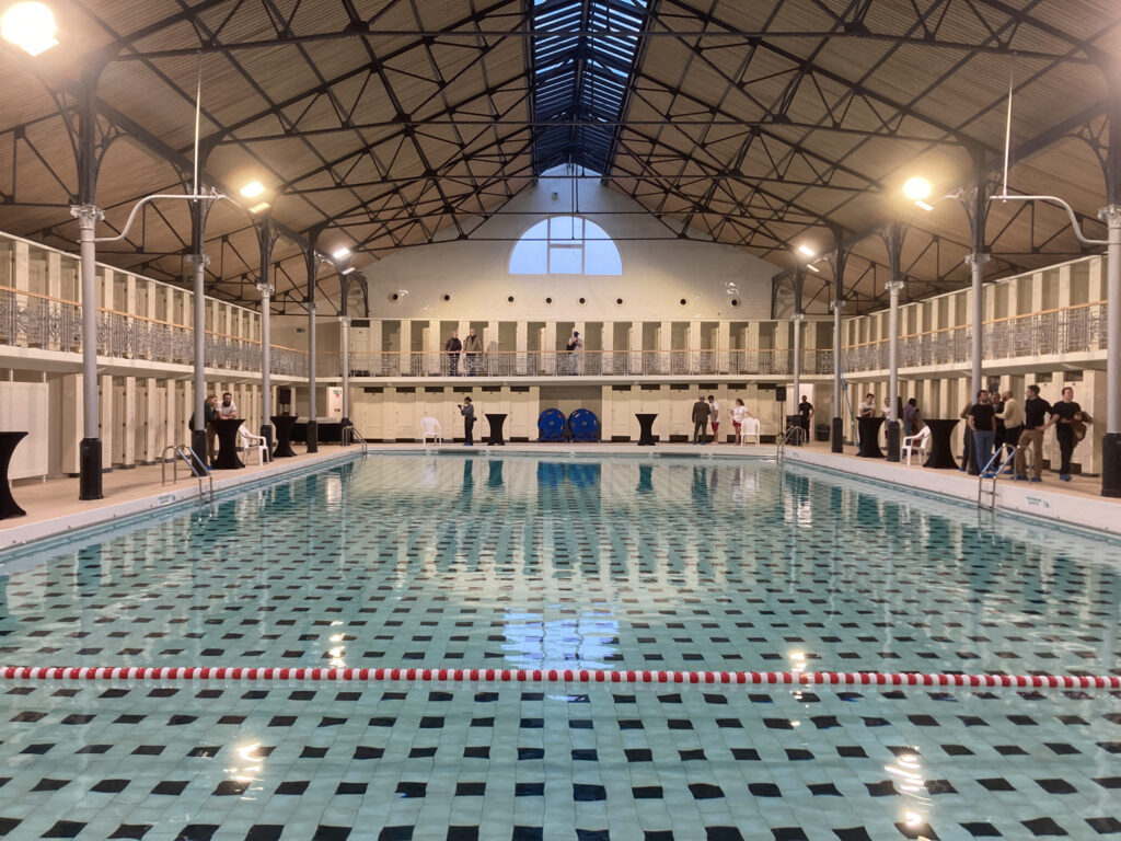 Swimming pool slot reserved in Ixelles for plus-size people