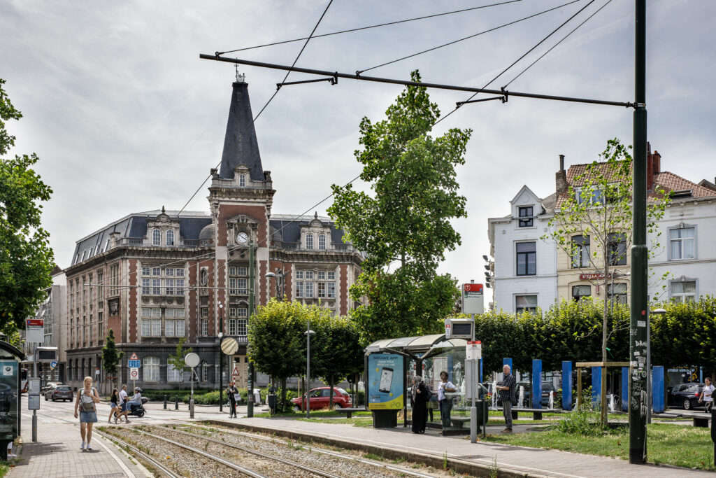 House door damaged in overnight explosion in Etterbeek